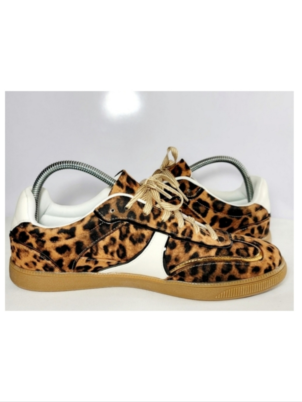 Wild Pair Women's Size 11M Chargee lace-up Sneakers.